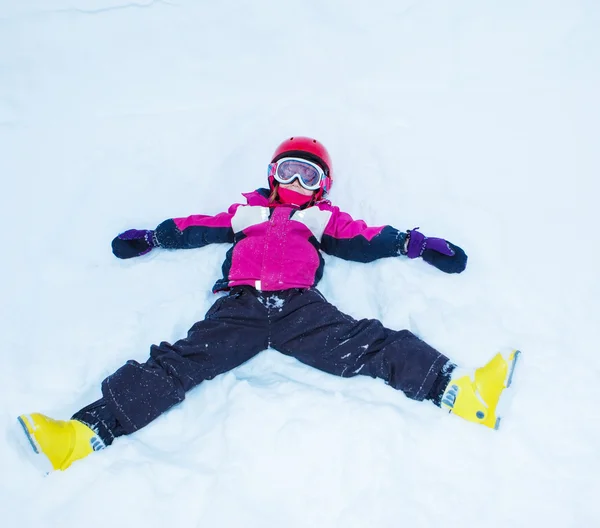 Speelse kleine skiër — Stockfoto