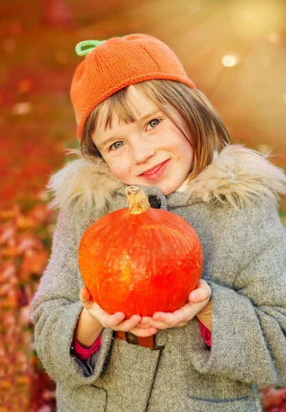 カボチャの帽子の秋の少女 — ストック写真