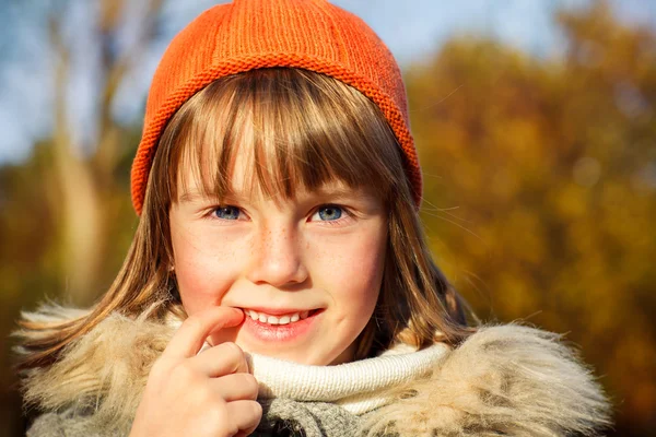 Ένα κορίτσι σε πορτοκαλί καπέλο — Φωτογραφία Αρχείου