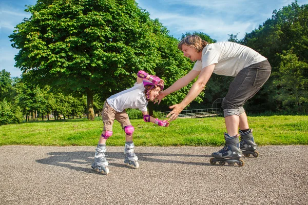 ローラー スケートを学ぶ子供 — ストック写真