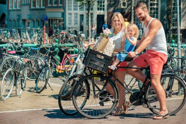 Anne, Amsterdam sokaklarında bisikletli