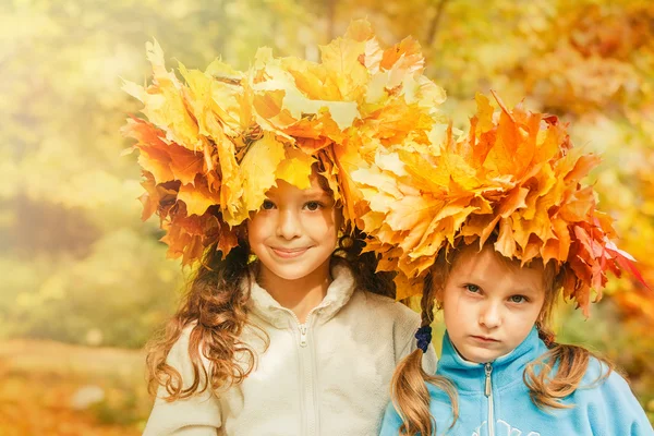 Friends in a yellow autumnal park — Stock Photo, Image