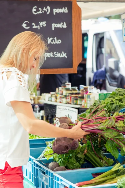 Woman choosing beetroot — Stock Photo, Image