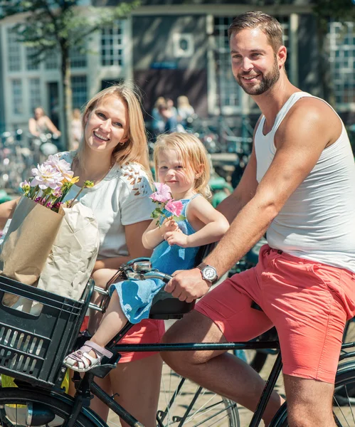 Jonge familie paardrijden fietsen — Stockfoto