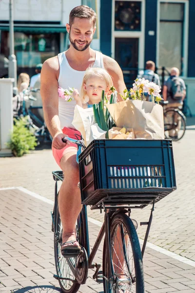 Yürümeye başlayan çocuk kızıyla birlikte Bisiklete binme baba — Stok fotoğraf