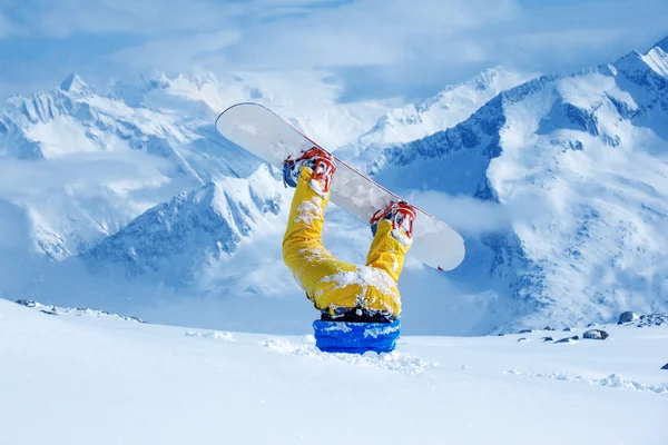 Snowboarder preso na neve profunda — Fotografia de Stock