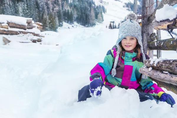 Дитина сидить у снігу — стокове фото