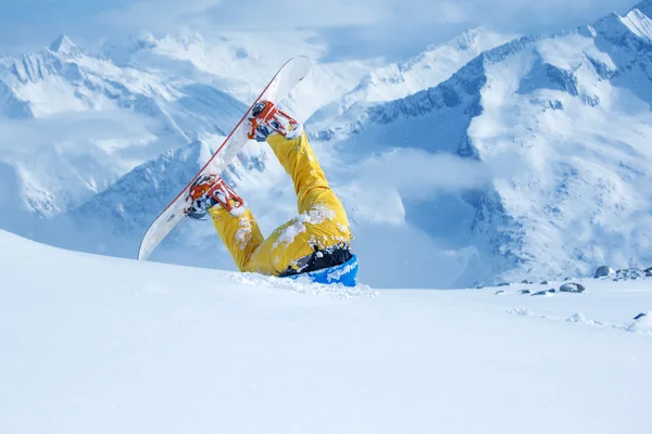 Snowboarder coincé dans la neige — Photo