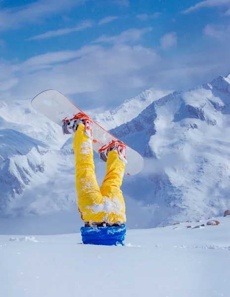 Сноубордист в глубоком снегу — стоковое фото