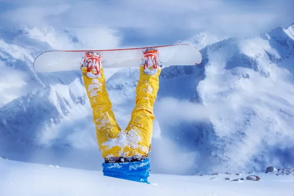 Nohy snowboardista vzhůru dolů — Stock fotografie