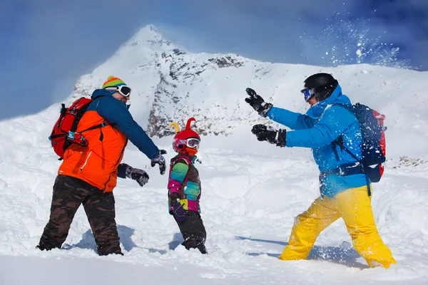 Giocare palle di neve in montagna — Foto Stock