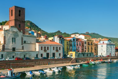 Küçük bir kasabada Sardunyalı Bosa renkli evleri