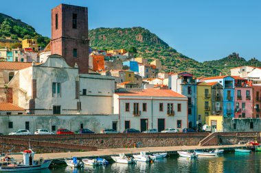 Renkli güneşli evleri 