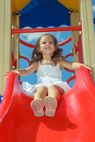 Riendo niña preescolar en el patio — Foto de Stock