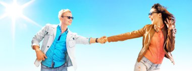 Güneşli gün boyunca çekici çift