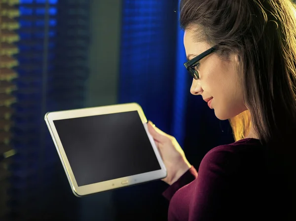 Retrato de una chica bonita usando una nueva tecnología —  Fotos de Stock