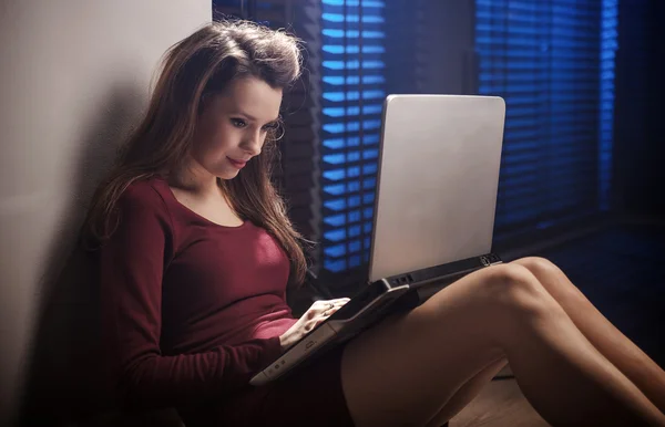 Mooie brunette met behulp van een laptop — Stockfoto