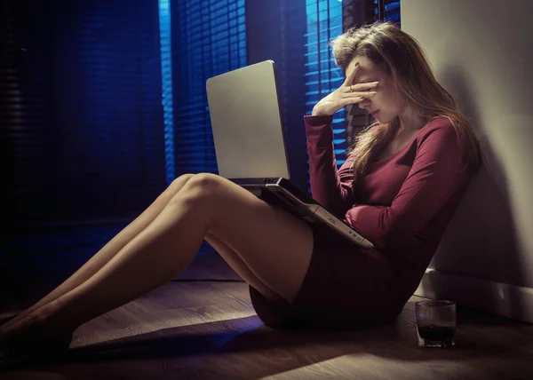 Yorgun wwoman gece bir dizüstü bilgisayar kullanarak — Stok fotoğraf