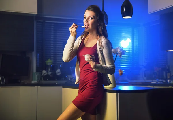 Bella dama comiendo yogur saludable —  Fotos de Stock