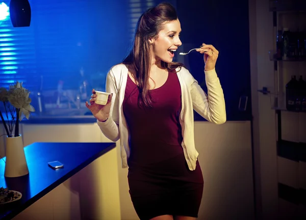 若者に合うヨーグルトを食べる女性 — ストック写真