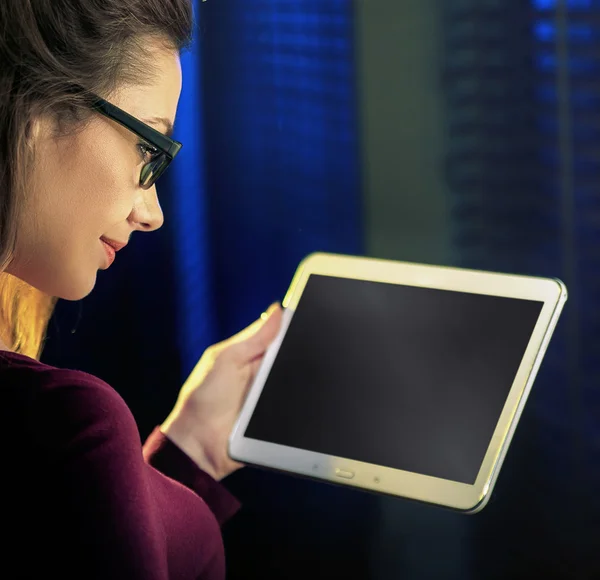 Konzeptbild einer Frau mit einem Tablet — Stockfoto