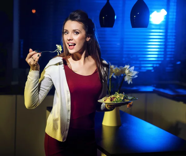 Joven dama en forma comiendo ensalada ligera — Foto de Stock