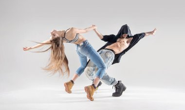 Kaslı adam güzel bir meslektaşı ile pratik