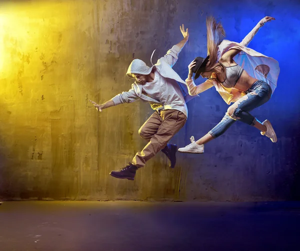 Stylish dancers fancing in a concrete area — Stock Photo, Image