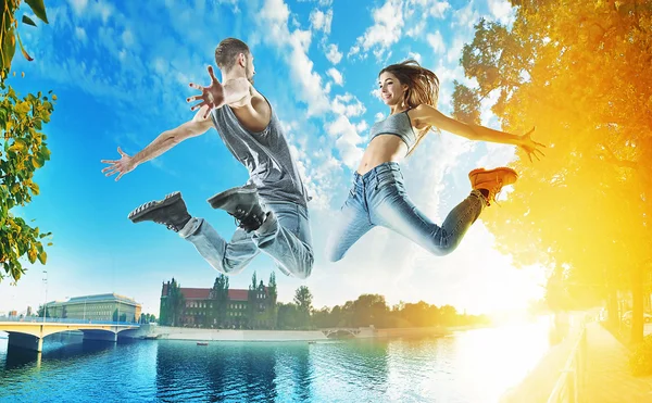 Due ballerini che saltano su uno sfondo urbano — Foto Stock