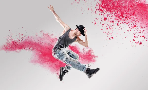 Retrato de una bailarina haciendo ejercicio entre un polvo colorido — Foto de Stock