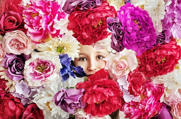 Kızın bir çiçek duvarın arkasında kavramsal resmi — Stok fotoğraf