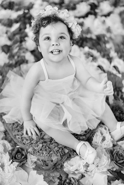 Schwarz-Weiß-Porträt einer kleinen Ballerina lizenzfreie Stockfotos