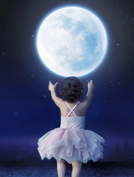 Little baby girl reaching to the moon — Stock Photo, Image