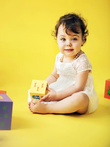 Söt flicka som leker leksak tegel — Stockfoto