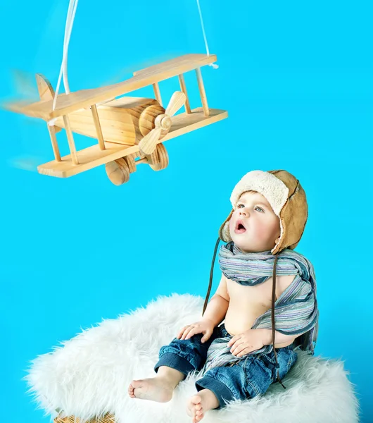Schattige babyjongen met een vintage speelgoed vliegtuig — Stockfoto