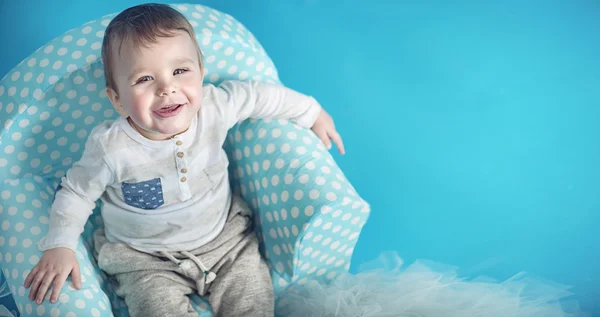 Vrolijke mannetje zittend op de comfortabele fauteuil — Stockfoto