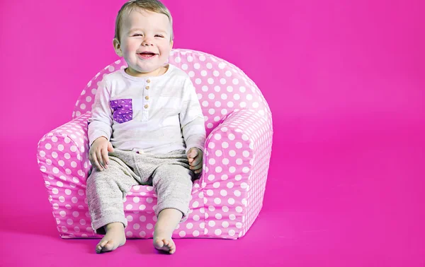 Piccolo ragazzo carino nella stanza rosa — Foto Stock