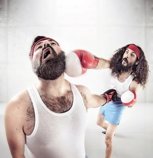 Dos tipos nerd boxeando en el ring — Foto de Stock