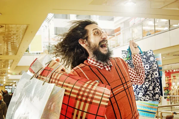 Ragazzo divertente in un viaggio di shopping — Foto Stock