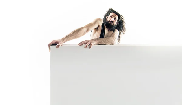 Legrační nerd drží prázdná deska izolovaných na bílém pozadí — Stock fotografie