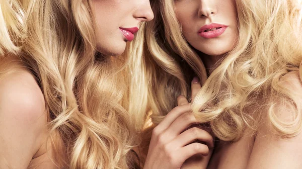 Deux femmes blondes dans un salon de beauté — Photo