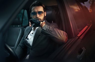 Bir araba zarif yakışıklı adam