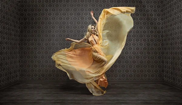 Nádherná expresivní blonďatá dáma Pohádkové šaty — Stock fotografie