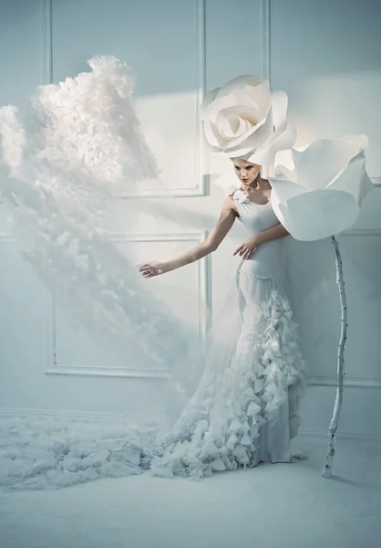 Elégante jeune femme dans une chambre blanche — Photo