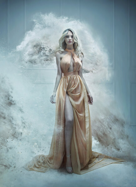 Большой портрет блондинки юной милашки
