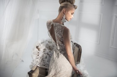 Çekici Bayan lüks Beyaz önlük giyiyor