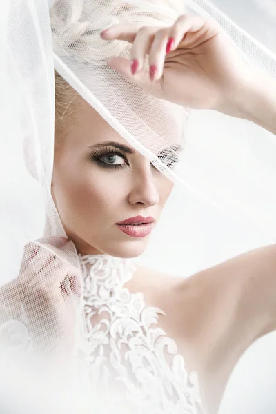 Bonita senhora vestindo um fabuloso vestido branco — Fotografia de Stock