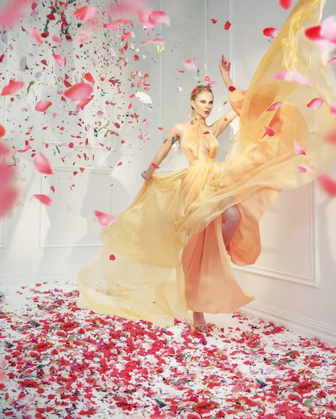 Prachtige jonge vrouw in de petal van regen — Stockfoto