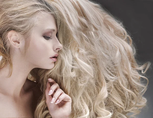 Portret van een dame met een pluizige coiffure Stockafbeelding