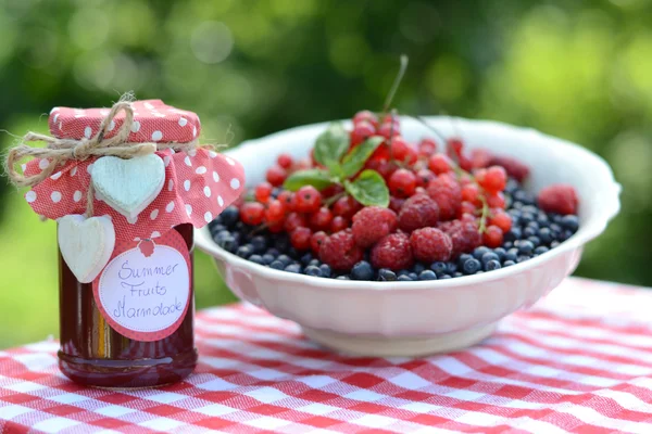 Jam świeże owoce, serwowane w ogrodzie — Zdjęcie stockowe